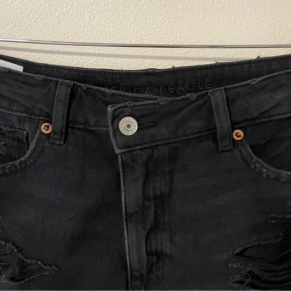 American Eagle Outfitters Cross Front Mom Short Black Denim Distress NWT 2021-8 - Picture 3 of 11